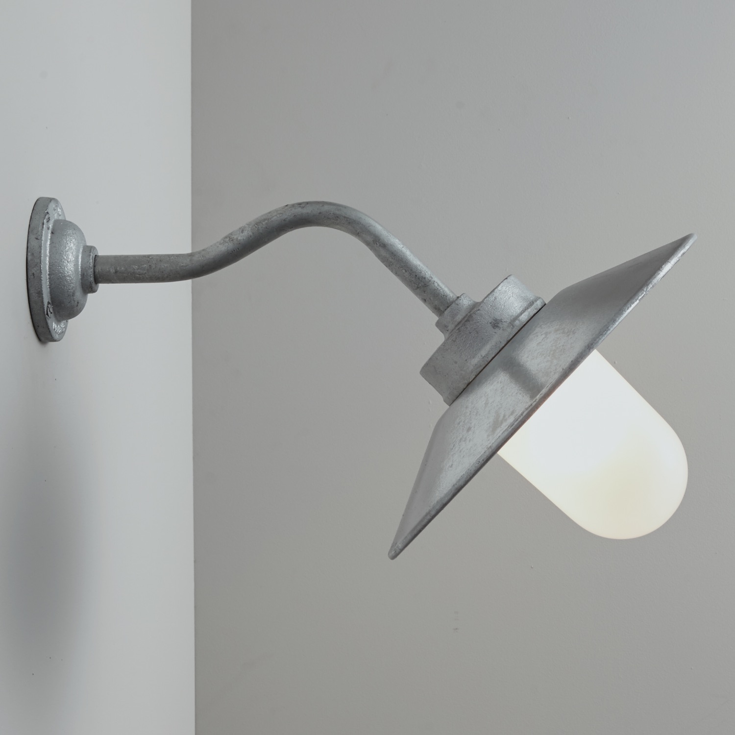 Verzinkte Außenleuchte mit Schwanenhals aus Gusseisen - Terra Lumi