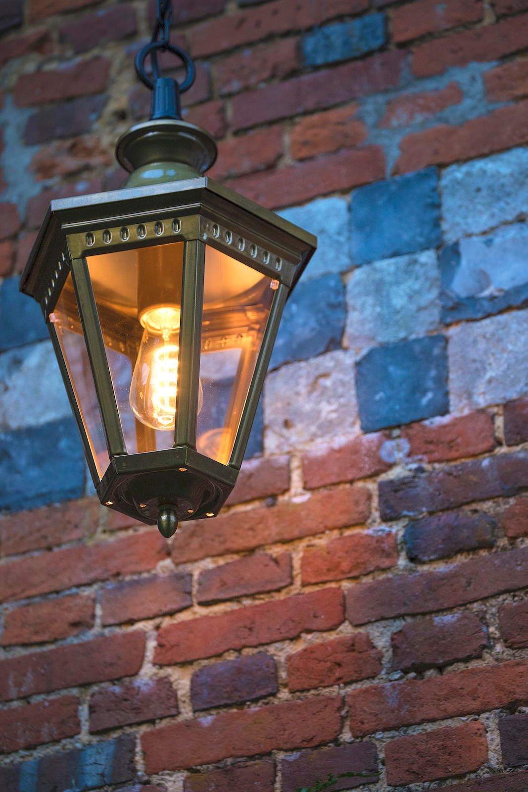 Traditional French Outdoor Hanging Lantern in Aluminium or Brass Victoria: Pendelleuchte Victoria, Messing versiegelt
