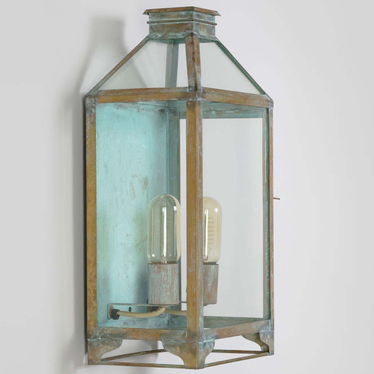 Bild 2: Abgebildet in Messing-Grünspan Zweiflammige provençalische Messing-Wandleuchte Aix: Abgebildet in Messing-Grünspan