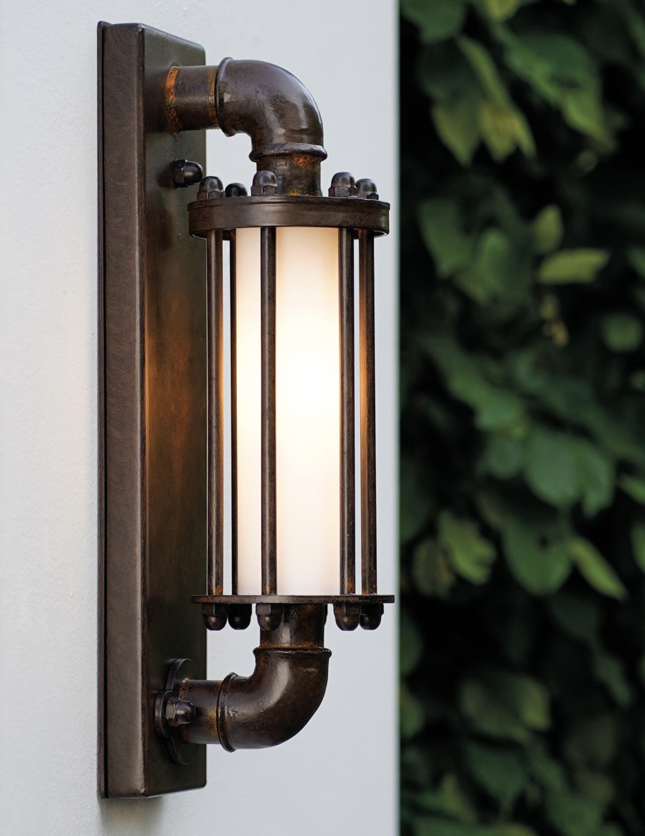 Industriestil-Außenwandleuchte aus Schmiedeeisen mit Zylinderglas WL 3630