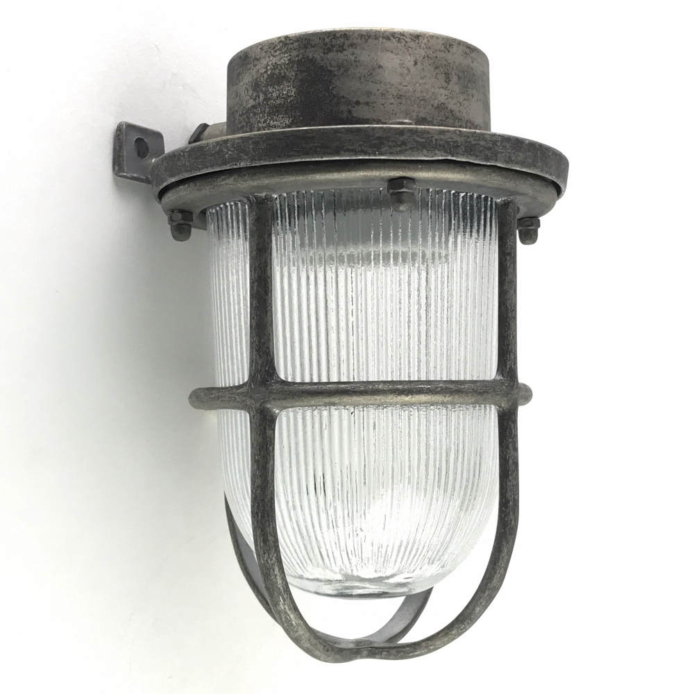 Kleine Außenwandlampe N° 15N aus Messing mit Rillenglas Kleine Außenwandlampe N° 15N aus Messing mit Rillenglas