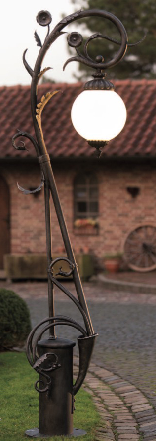 Elegant Iron Lamp Post with Glass Globe AL 6647 Elegant Iron Lamp Post with Glass Globe AL 6647