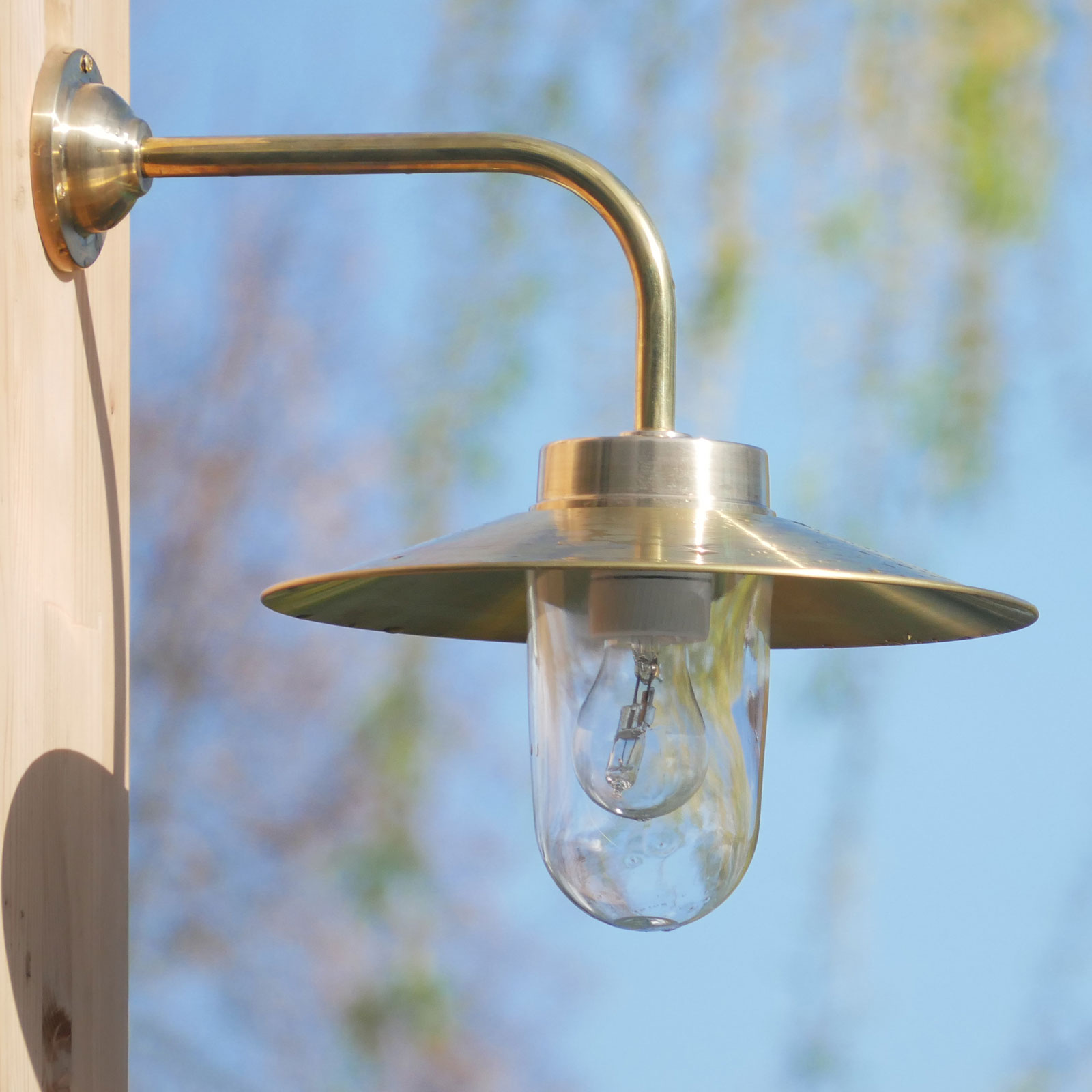 Bild 11: Außenlampe aus Messing mit Schirm 38-90 BR; hier in Messing poliert mit klarem Zylinderglas Außenlampe aus Messing mit Schirm 38-90 BR: Außenlampe aus Messing mit Schirm 38-90 BR; hier in Messing poliert mit klarem Zylinderglas