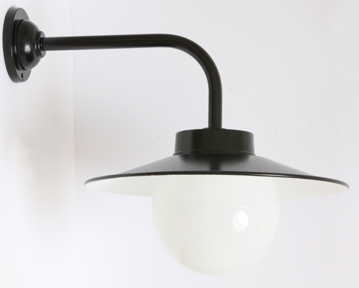 Bild 6: Außenlampe aus Aluminium mit opalenem Kugelglas Klassische Außenleuchte aus Aluminium 38-90: Außenlampe aus Aluminium mit opalenem Kugelglas