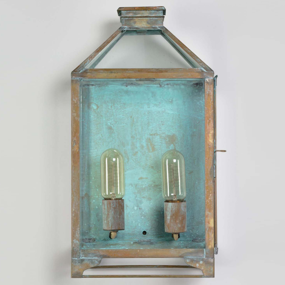 Bild 5: Abgebildet in Messing-Grünspan Zweiflammige provençalische Messing-Wandleuchte Aix: Abgebildet in Messing-Grünspan