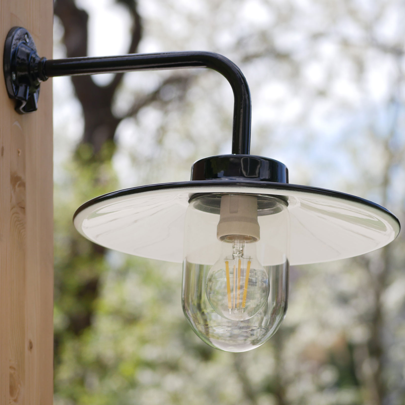 French Barn Lamp with Enameled Shade 38-25: Klassische Hofleuchte: schwarze Außenlampe mit Emaille-Schirm und klarem Glas