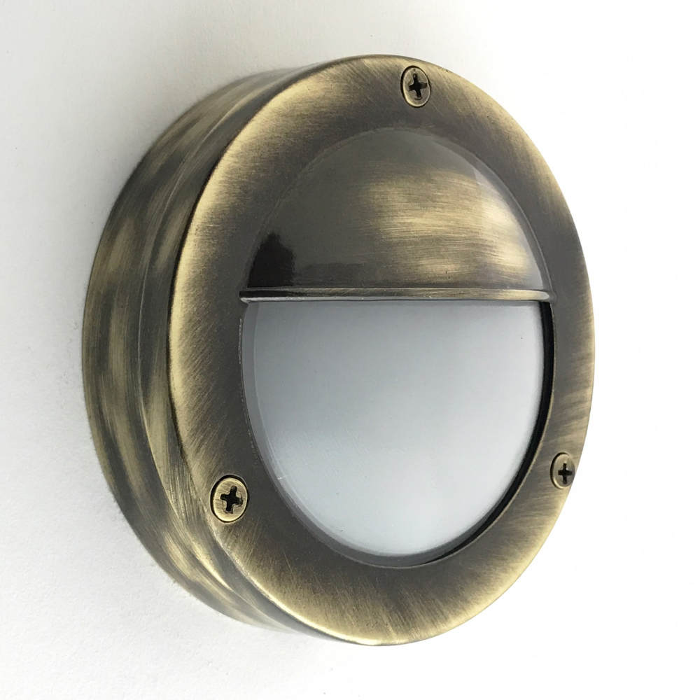 Bild 7: Oberfläche Alt-Messing Halbgeschlossene Bullaugen-Wandleuchte aus Messing: Oberfläche Alt-Messing