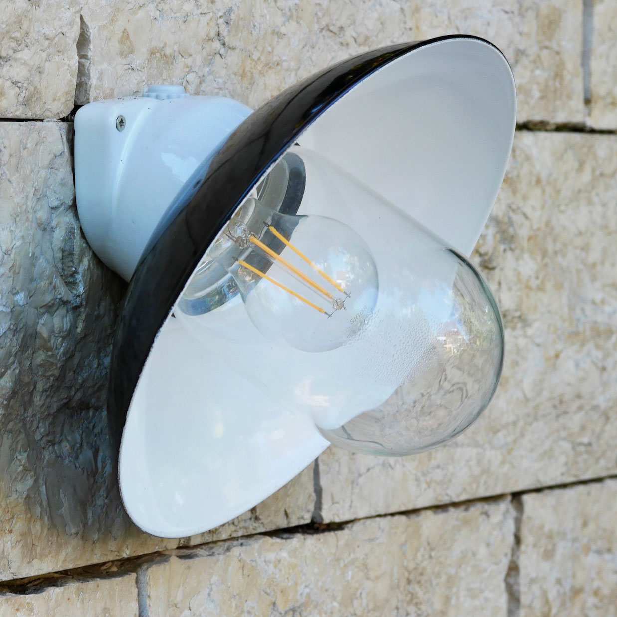 Wall Light with Porcelain Base and Reflector WMAL 2010: Porzellansockel-Wandleuchte WMAL 2010 mit klarem Zylinderglas