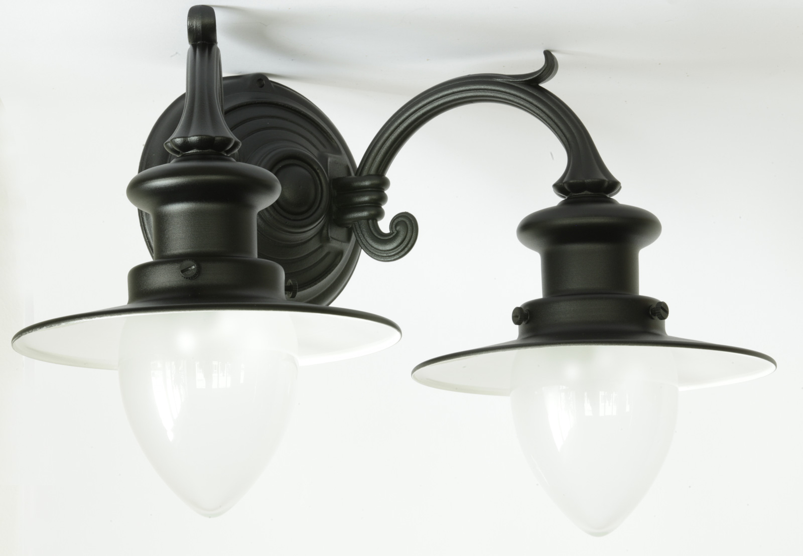 Bild 5: Abgebildet in Schwarz mit satiniertem Glas Zweiflammige Wandlampe für Außen mit Spitzzylindern: Abgebildet in Schwarz mit satiniertem Glas