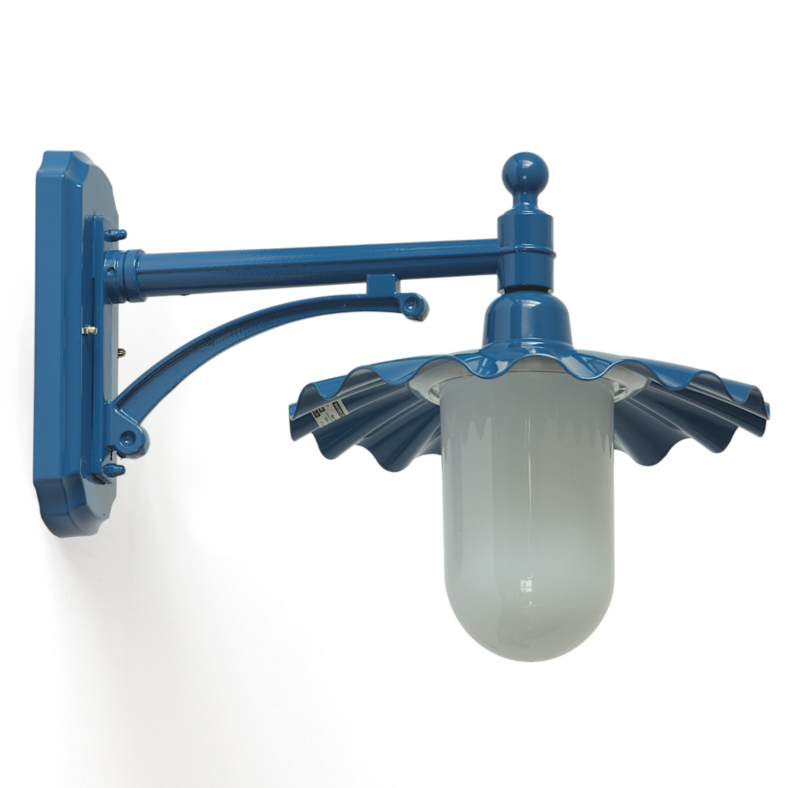 Italienische Außen-Wandlampe mit plissiertem Schirm: Wandlampe mit plissiertem Schirm, abgebildet in RAL5010 Enzianblau und opalenem Makrolon-Zylinderglas