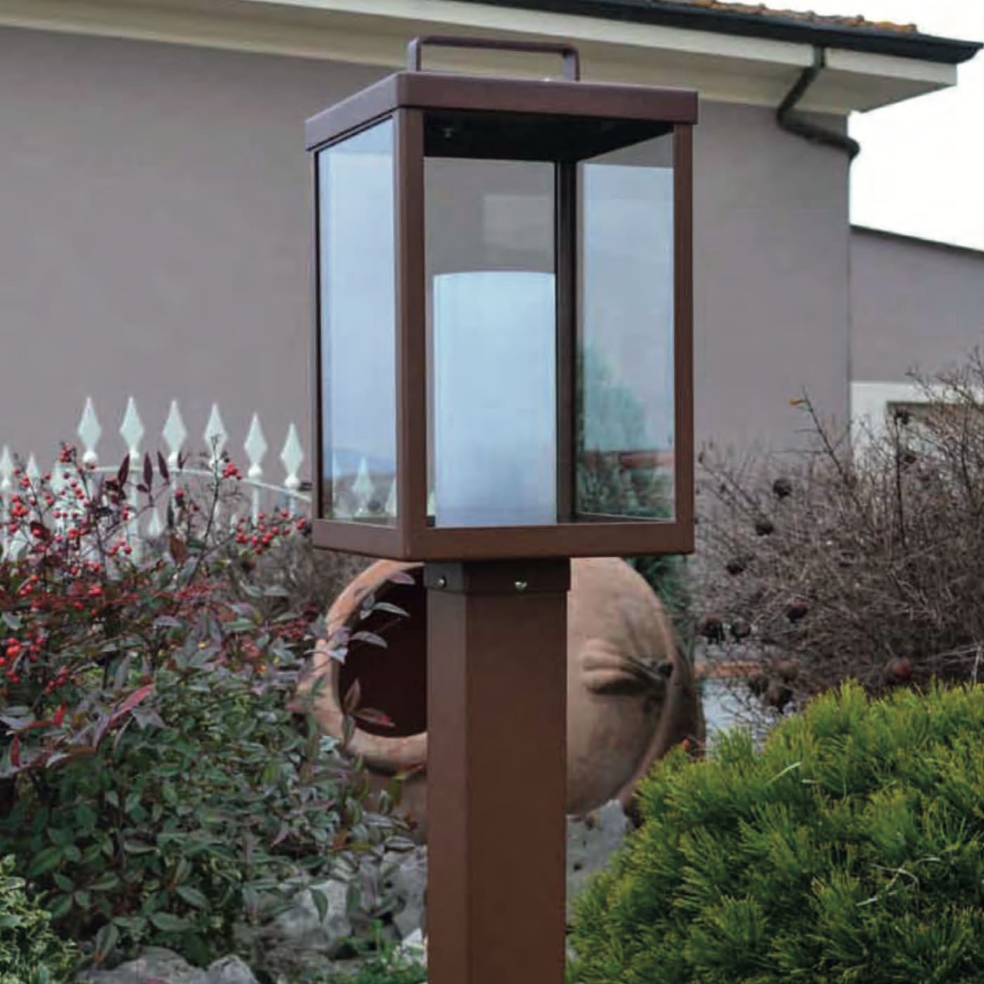 Italienische Wegeleuchte aus Edelstahl Italienische Wegeleuchte aus Edelstahl