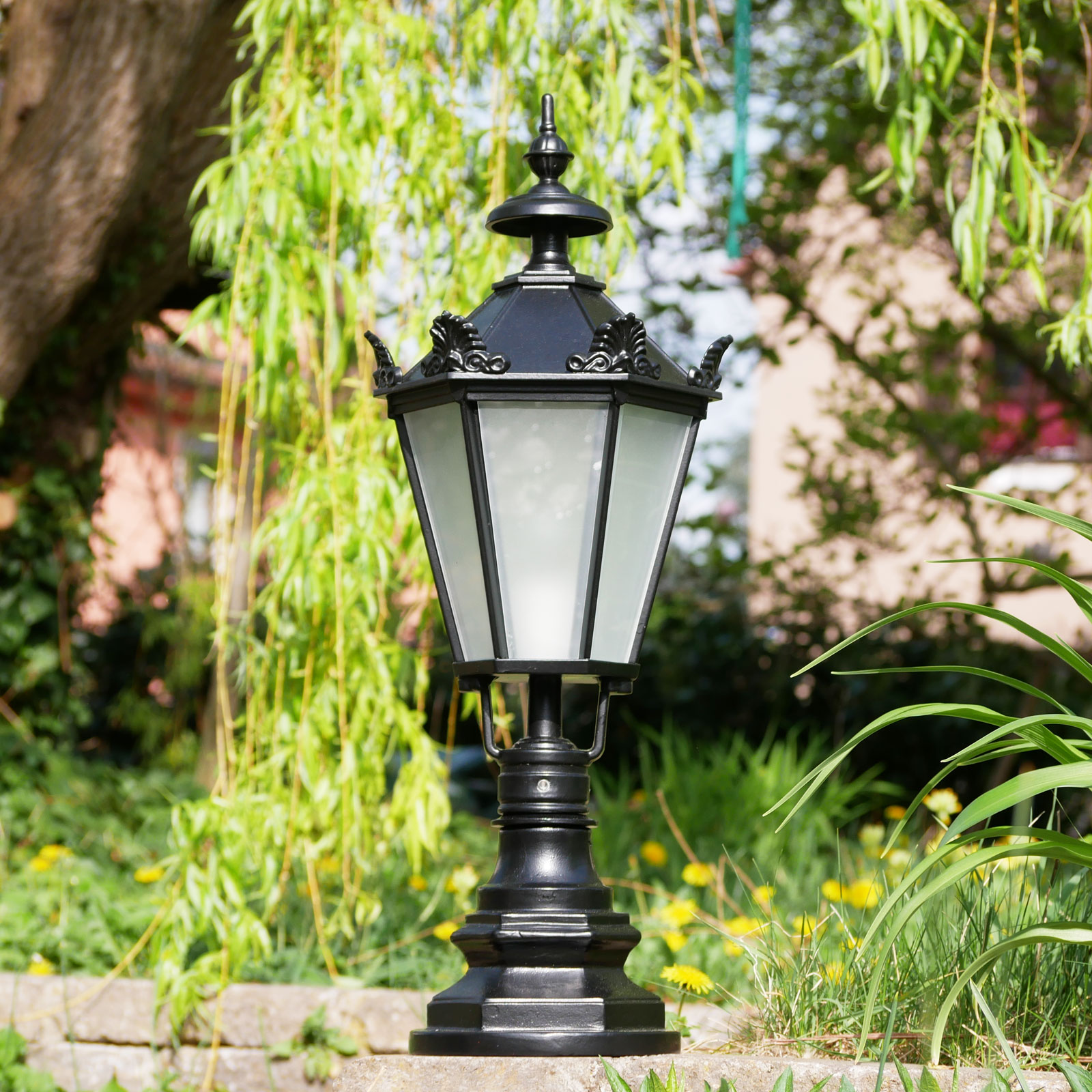 Pedestal Light Cypr with Lantern in Schinkel Style: Modell 1 in Tiefschwarz, mattes Glas