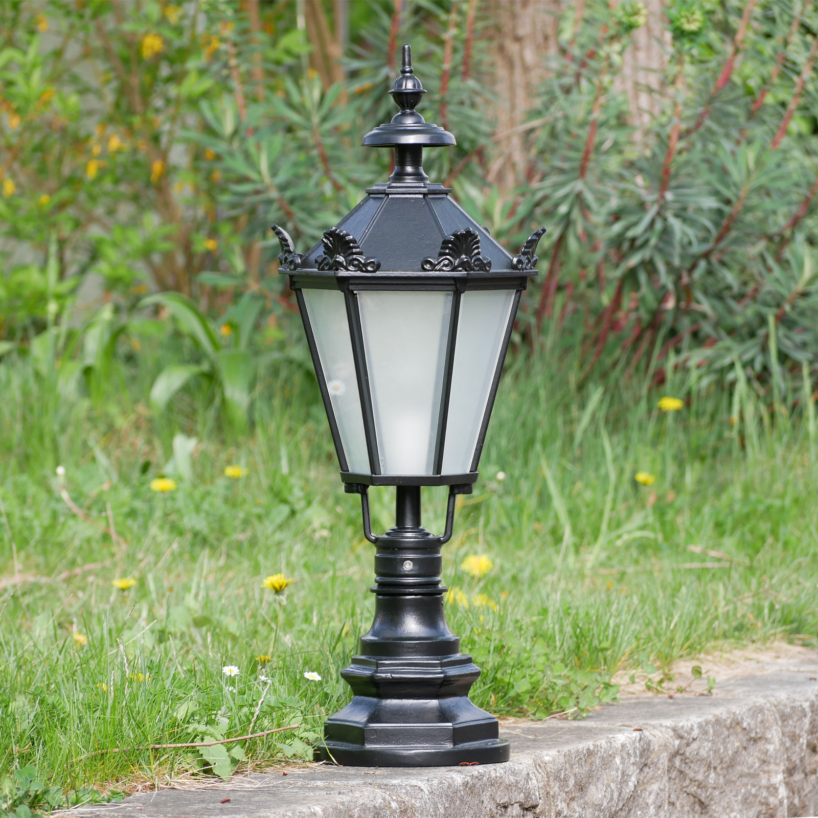 Pedestal Light Cypr with Lantern in Schinkel Style: Modell 1 in Tiefschwarz, mattes Glas