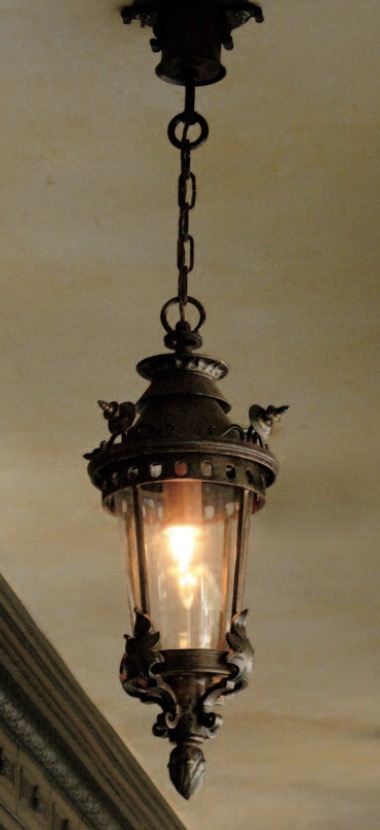 Exquisite Crowned Iron Pendant Light HL 2529