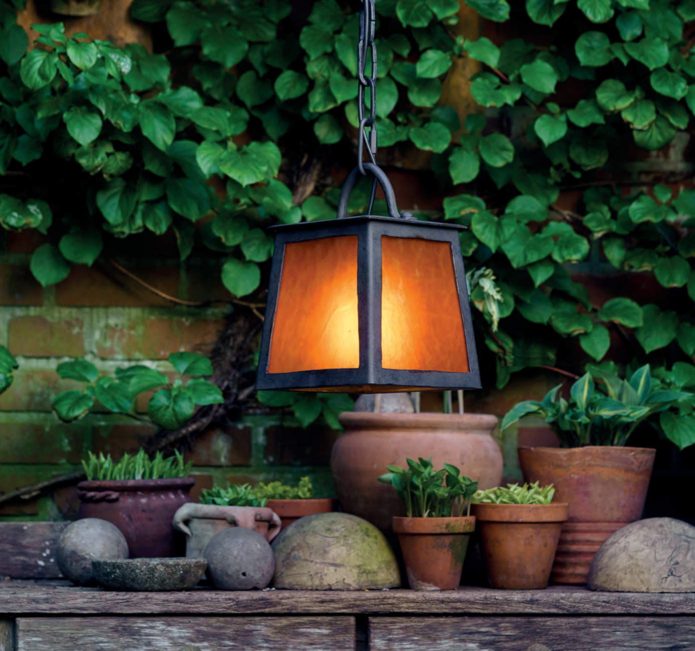Stimmungsvolle Hängeleuchte für außen mit farbigem Glas HL 2689, Bild 2 Stimmungsvolle Hängeleuchte für außen mit farbigem Glas HL 2689, Bild 2