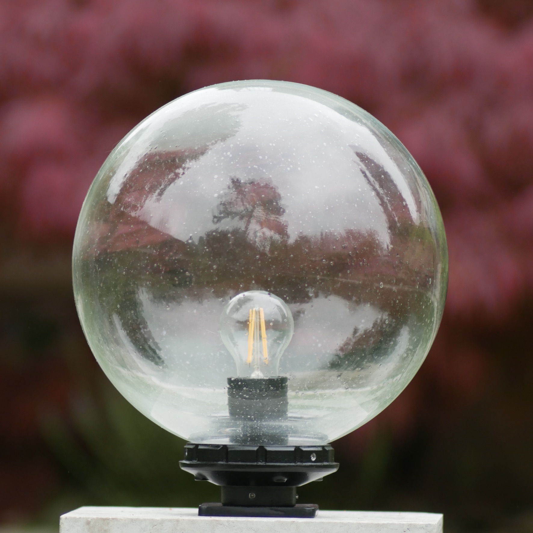 Glaskugel-Außenleuchte Terra lumi 250 mit flachem Sockel Glaskugel-Außenleuchte Terra lumi 250 mit flachem Sockel