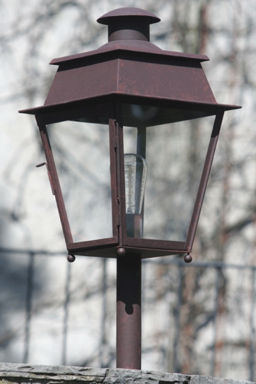 Wegeleuchte aus Messing oder Zink Bordeaux MM Wegeleuchte aus Messing oder Zink Bordeaux MM