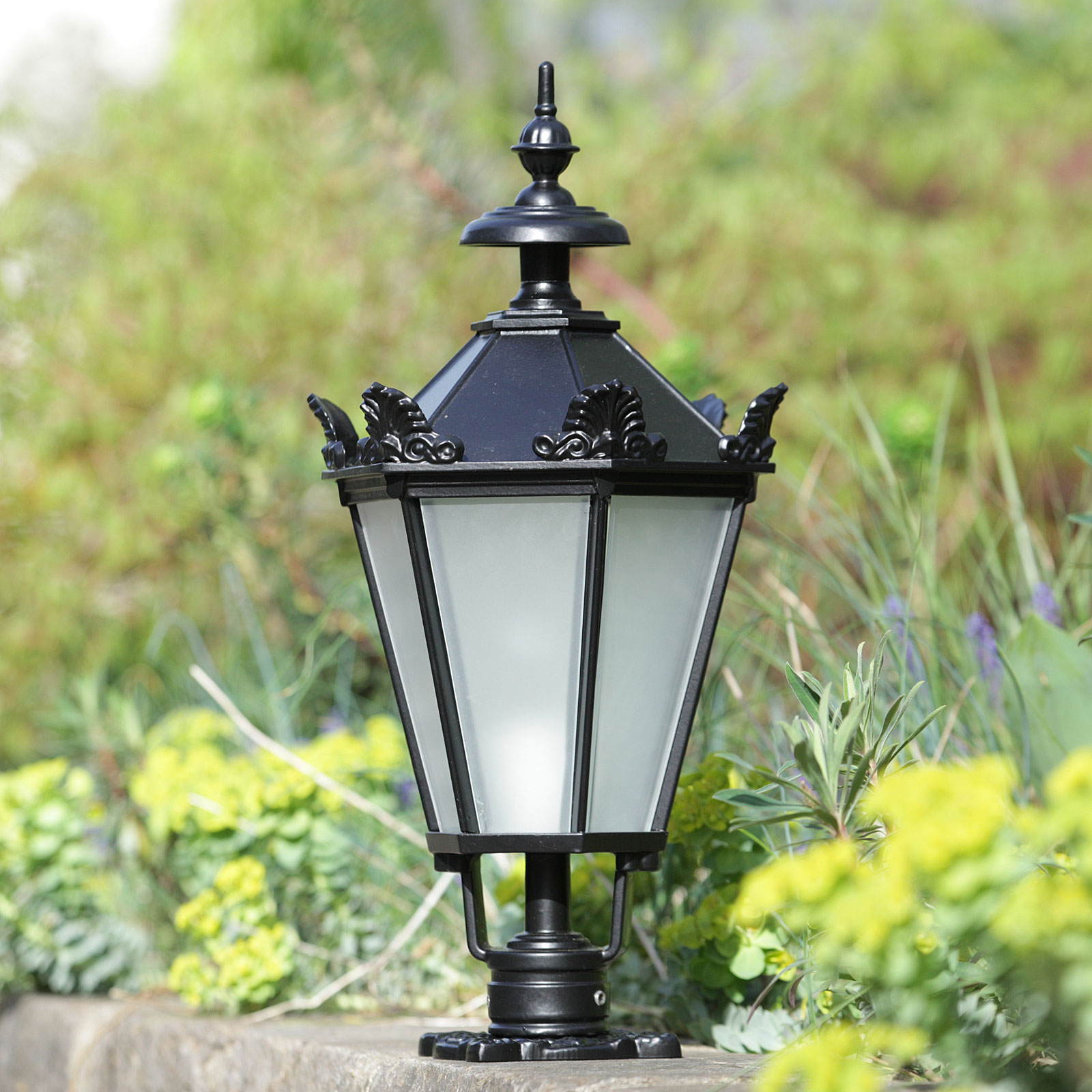Klassische Gartenlampe SO 70 mit Guss-Laterne im Schinkelstil: Die Gartenlampe im Schinkelstil in Schwarz mit satiniertem Glas, Modell 1