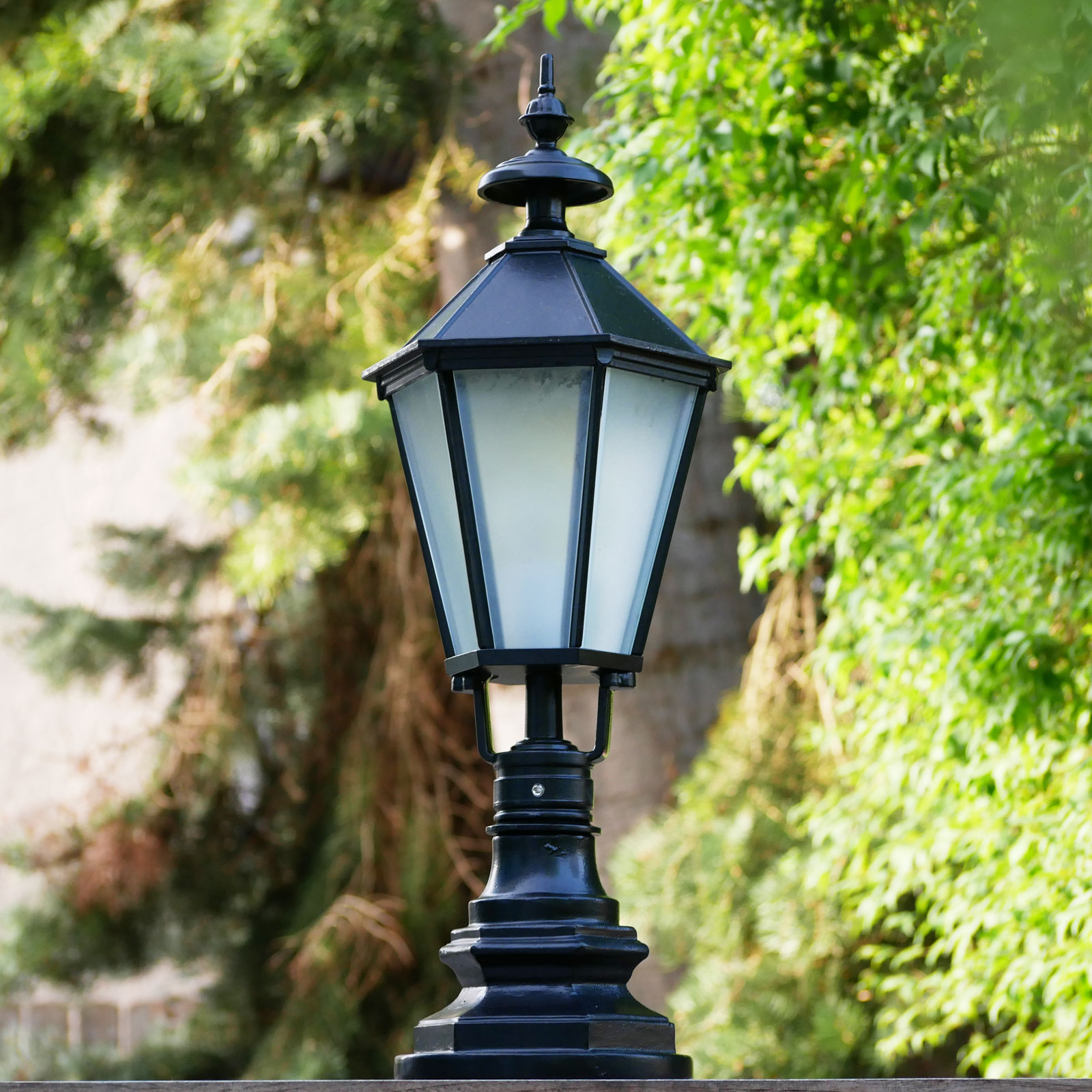 Fig. 2: Modell 1 mit Pulverbeschichtung in Schwarz seidenmatt und satinierten Gläsern Classic Garden Lantern CYPR 60 with Casted Pedestal: Modell 1 mit Pulverbeschichtung in Schwarz seidenmatt und satinierten Gläsern
