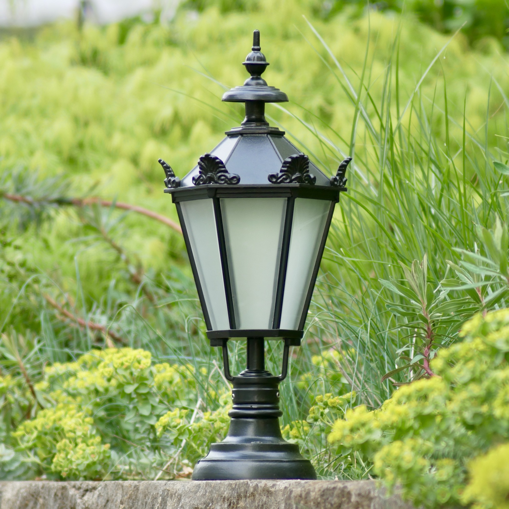 Silesian Pedestal Light Elba 70: Gartenleuchte Elba mit Schinkel-Laterne 70, kleines Modell, schwarz, satiniertes Glas, Mast 95 mm