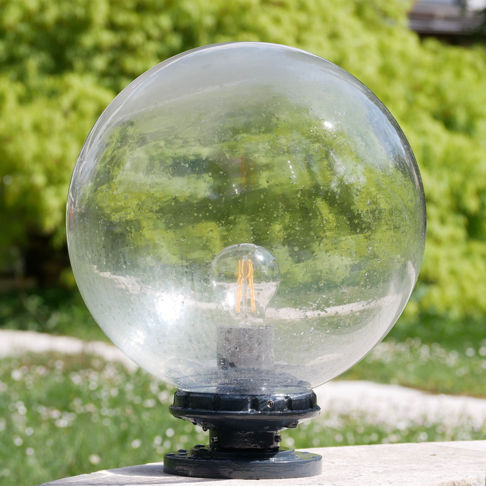Fig. 11: Das große Modell in Anthrazitgrau RAL 7016, Klarglas, 300 mm Globe light LD TL 250: Das große Modell in Anthrazitgrau RAL 7016, Klarglas, 300 mm