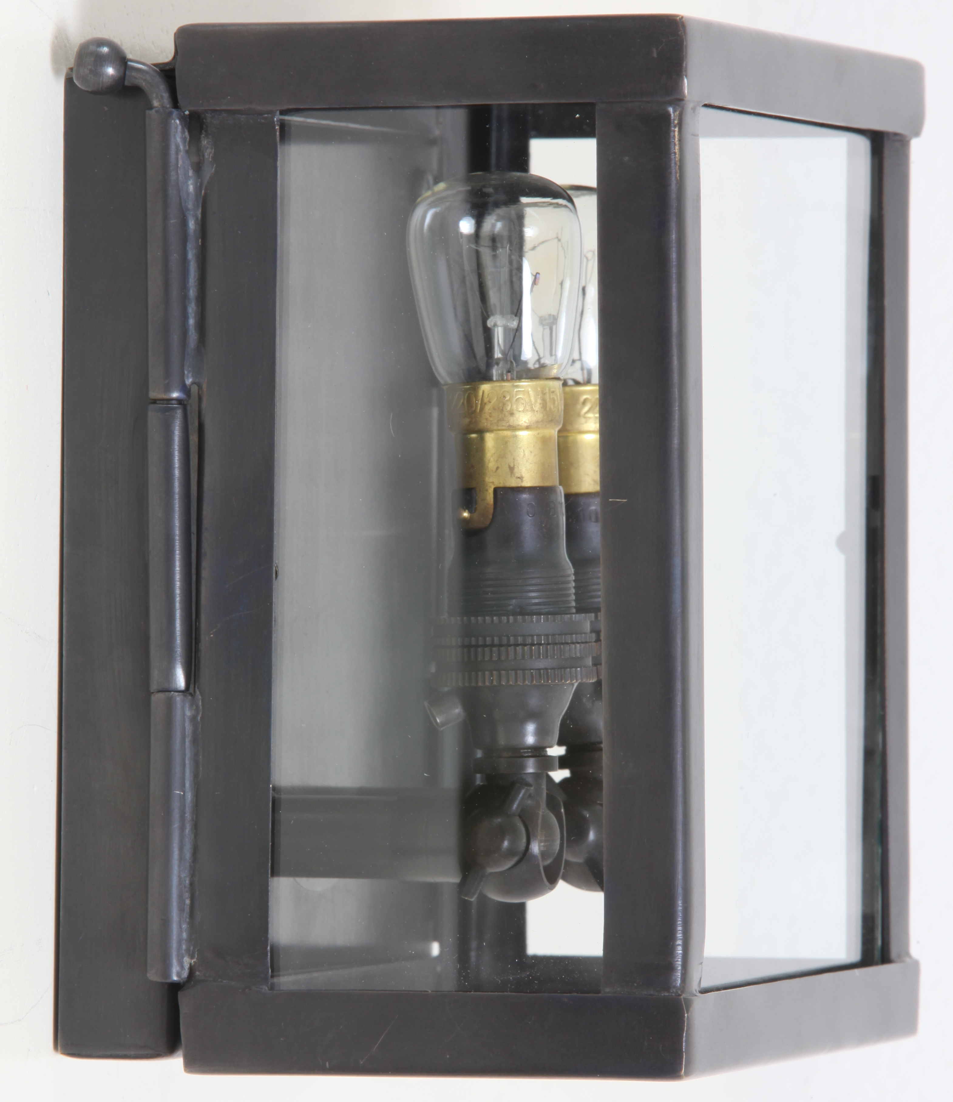 Bild 9: Kleine Messing-Wandleuchte Vitrine petit, Bronze dunkel Zweiflammige Messing-Wandleuchte Vitrine petit: Kleine Messing-Wandleuchte Vitrine petit, Bronze dunkel