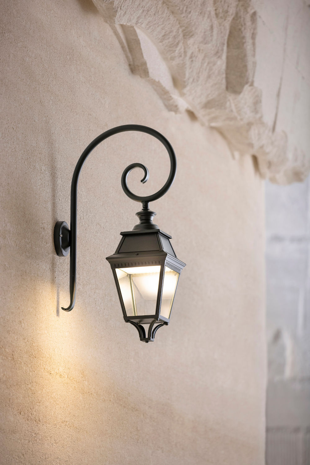 Large Outdoor Wall Lantern Avenue 3 with Crozier: LED Version (bitte anfragen)