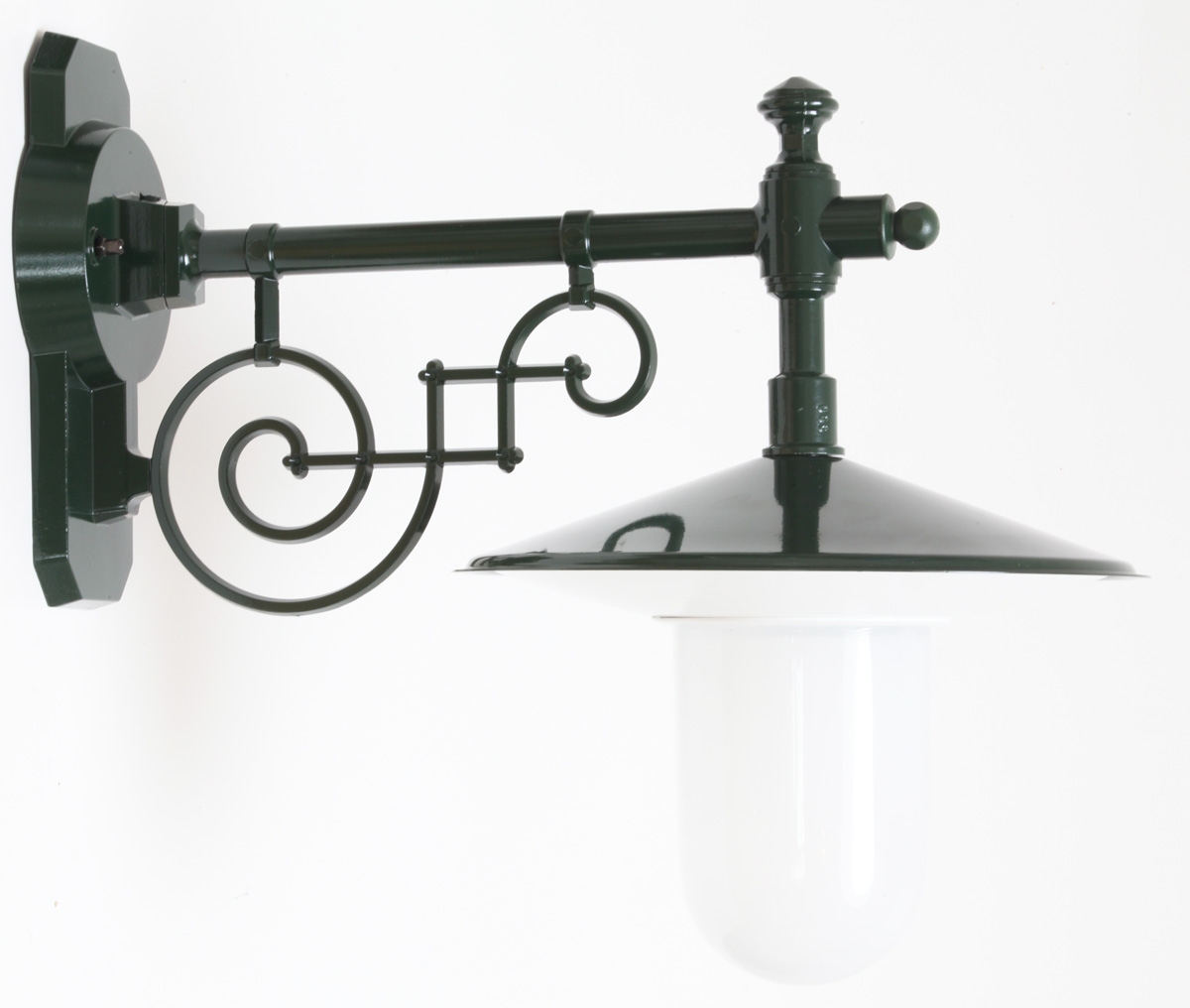 Bild 14: Die Hofleuchte in Tannengrün RAL 6009 (altes Modell) Historische Hofleuchte: Schirmleuchte mit Zylinderglas: Die Hofleuchte in Tannengrün RAL 6009 (altes Modell)