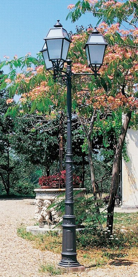 Bild 1: Die italienische Standleuchte mit dreiflammigem Kandelaber in Anthrazit mit verglasten Laternendächern Standleuchte mit dreiflammigem Kandelaber: Die italienische Standleuchte mit dreiflammigem Kandelaber in Anthrazit mit verglasten Laternendächern