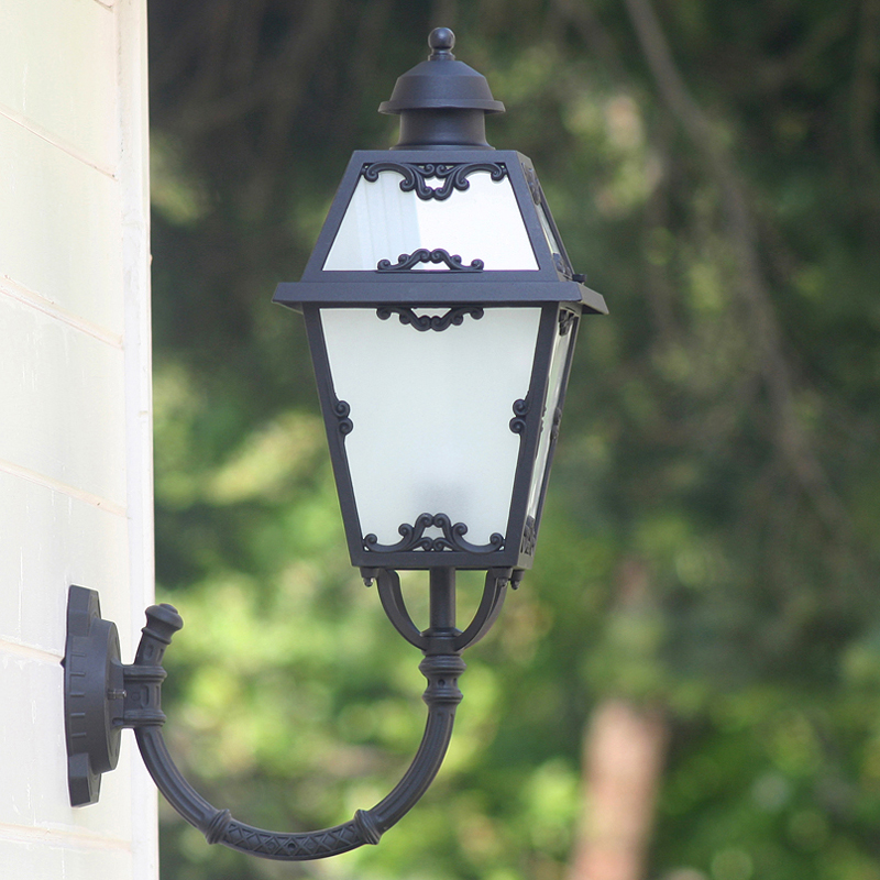 Classic wall-mounted outdoor luminaire