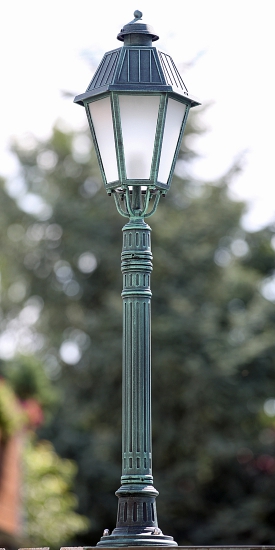 Historische Gartenleuchte mit kannelierter Säule Historische Gartenleuchte mit kannelierter Säule