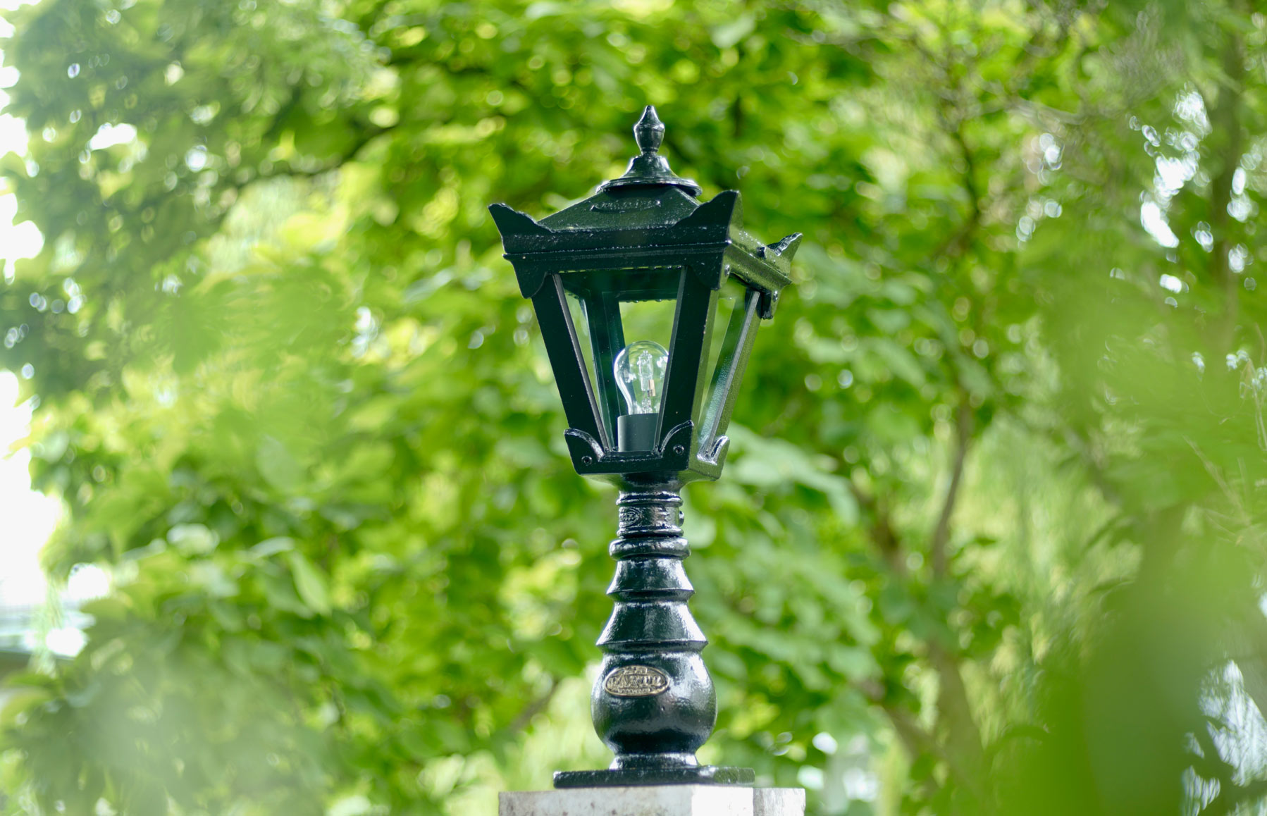 Eine schwarze Lampe für die Terrasse