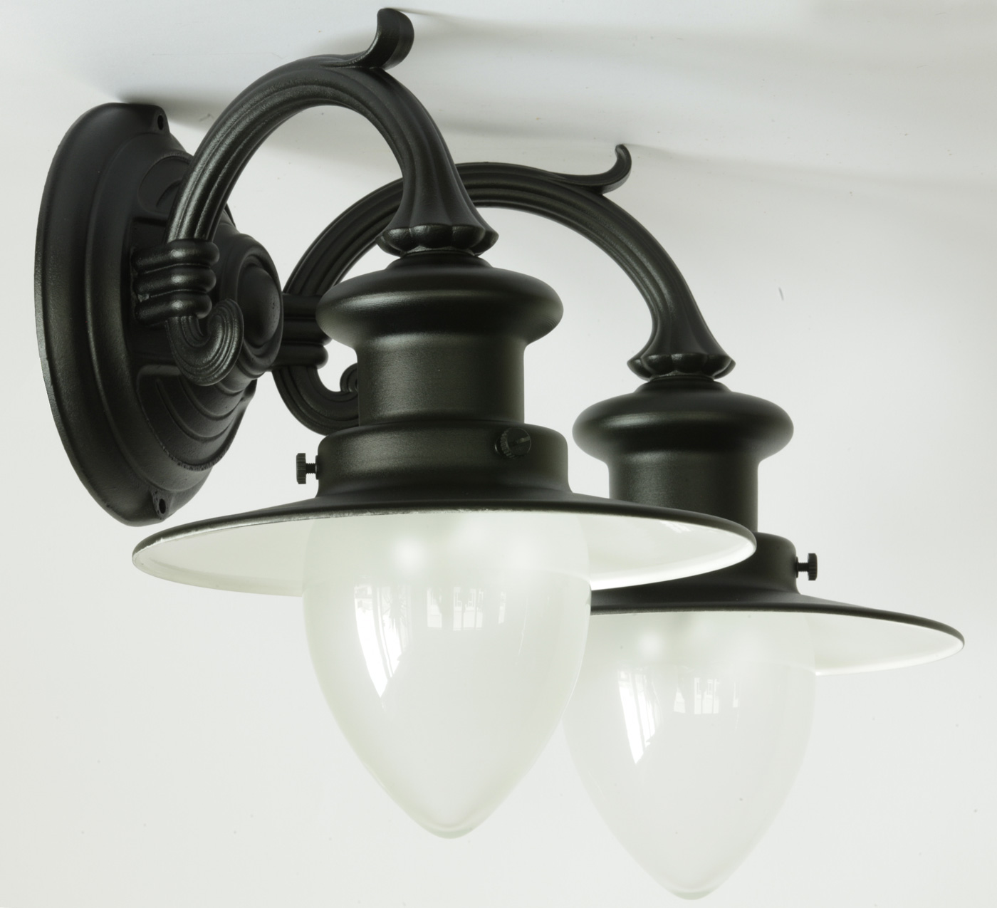 Bild 6: Abgebildet in Schwarz mit satiniertem Glas Zweiflammige Wandlampe für Außen mit Spitzzylindern: Abgebildet in Schwarz mit satiniertem Glas