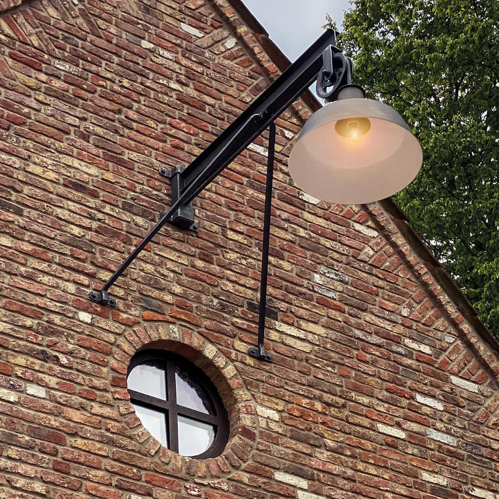 Große Fabrikstil-Außenlampe mit Umlenkrolle WL 3592 Große Fabrikstil-Außenlampe mit Umlenkrolle WL 3592