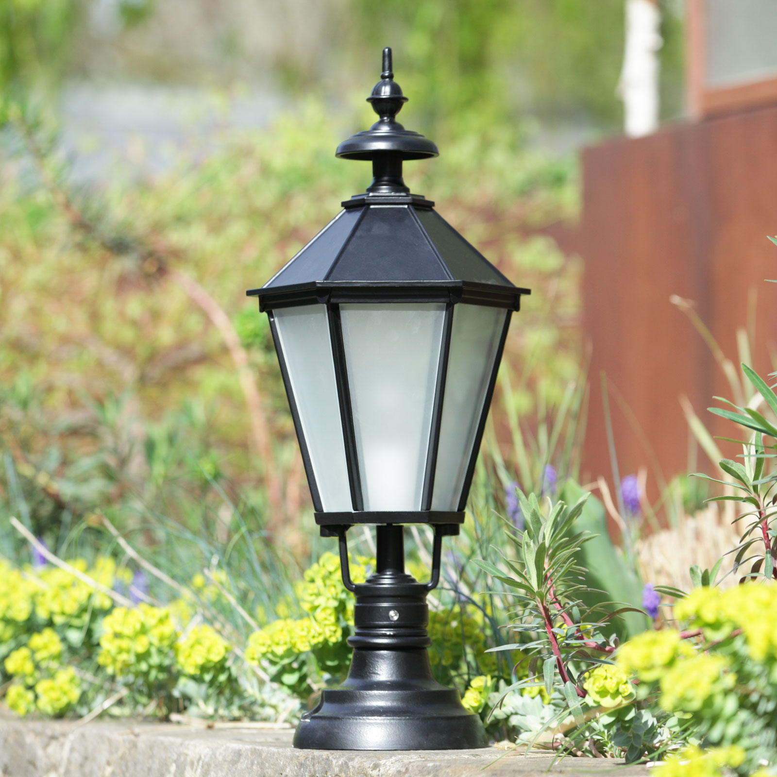 Classic Garden Light Elba 61: Das kleine Laternenmodell mit dem kleinsten Sockel in Tiefschwarz und matt-satinierten Glasscheiben