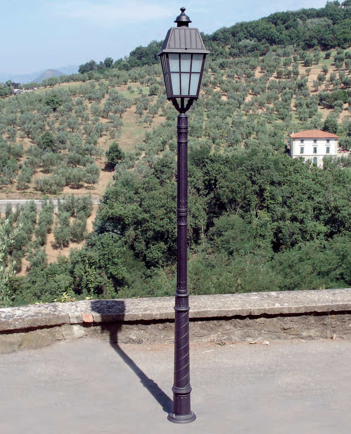 Classic Lamp Post with Large Lantern Classic Lamp Post with Large Lantern
