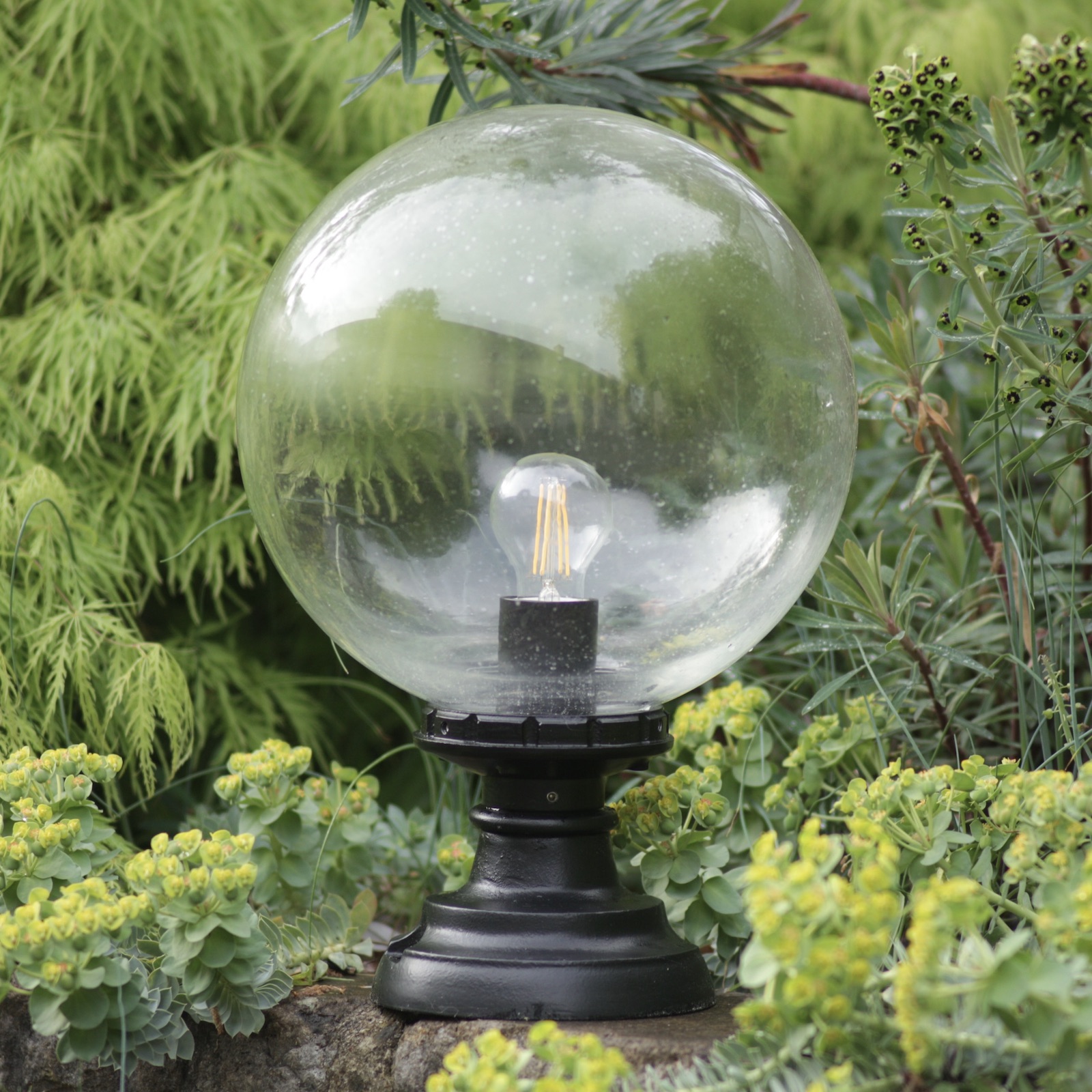Pedestal Garden Light with Glass Globe ELBA TL 250: Sockelleuchte mit 300-mm-klarer Echtglas-Kugel und schwarzem Sockel