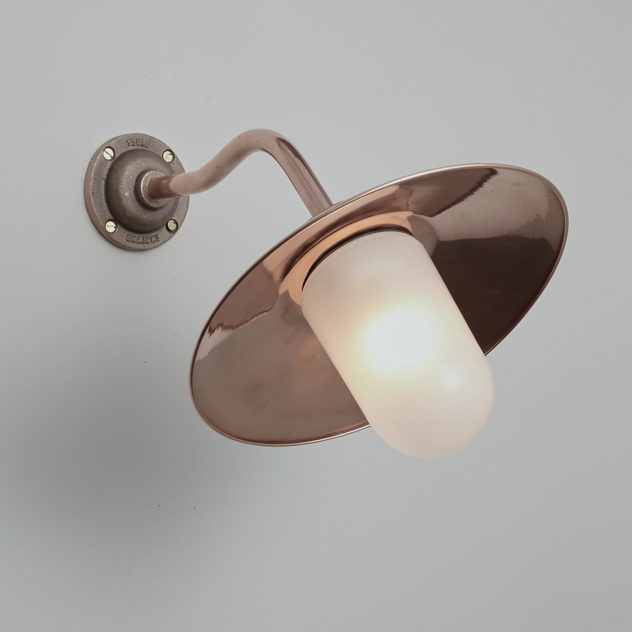 Bild 3: Hofleuchte aus Bronze 7680/GM/FR/C mit satiniertem Glas Hofleuchte aus Bronze oder Gusseisen 7680/GM/FR/C: Hofleuchte aus Bronze 7680/GM/FR/C mit satiniertem Glas