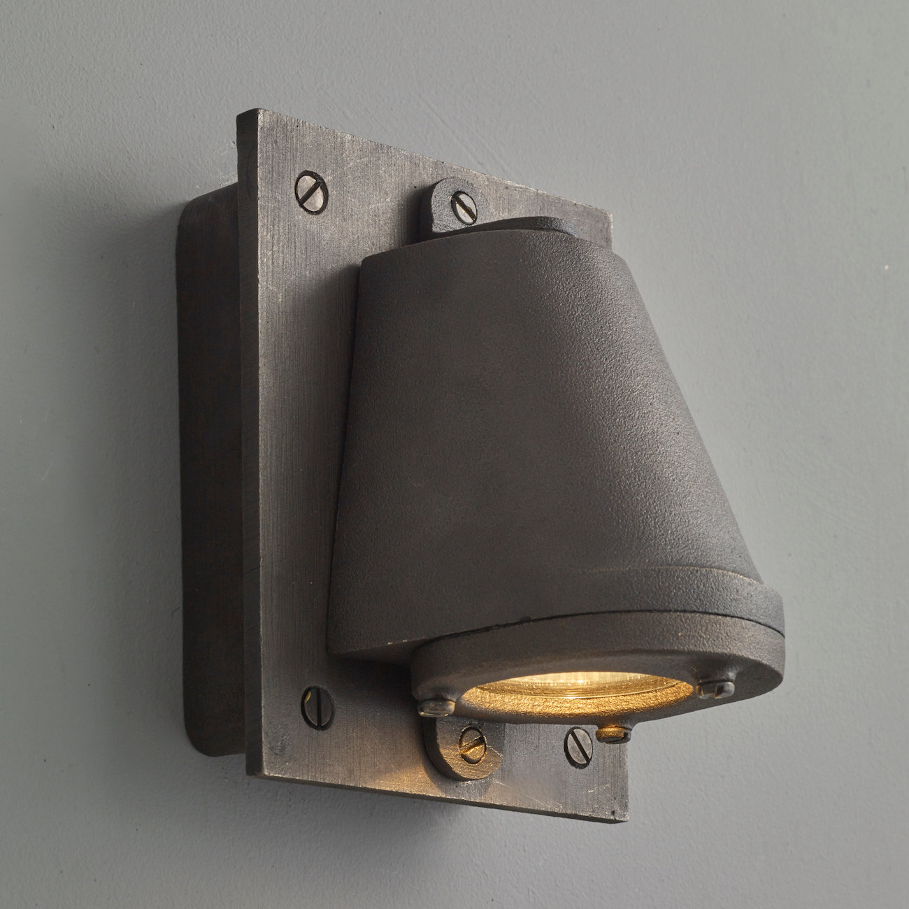Bild 4: Wandstrahler aus patinierter und gesandstrahlter Bronze. Yachtleuchte aus Aluminium oder Bronze Mast Light 0750: Wandstrahler aus patinierter und gesandstrahlter Bronze.