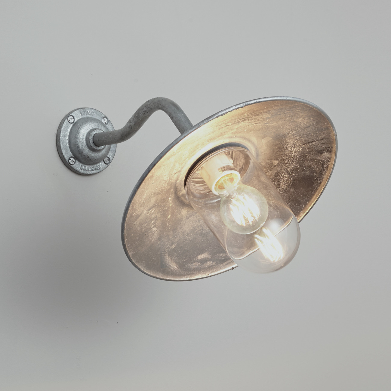 Bild 10: Hofleuchte aus Gusseisen, klares Glas Hofleuchte aus Bronze oder Gusseisen 7680/GM/FR/C: Hofleuchte aus Gusseisen, klares Glas
