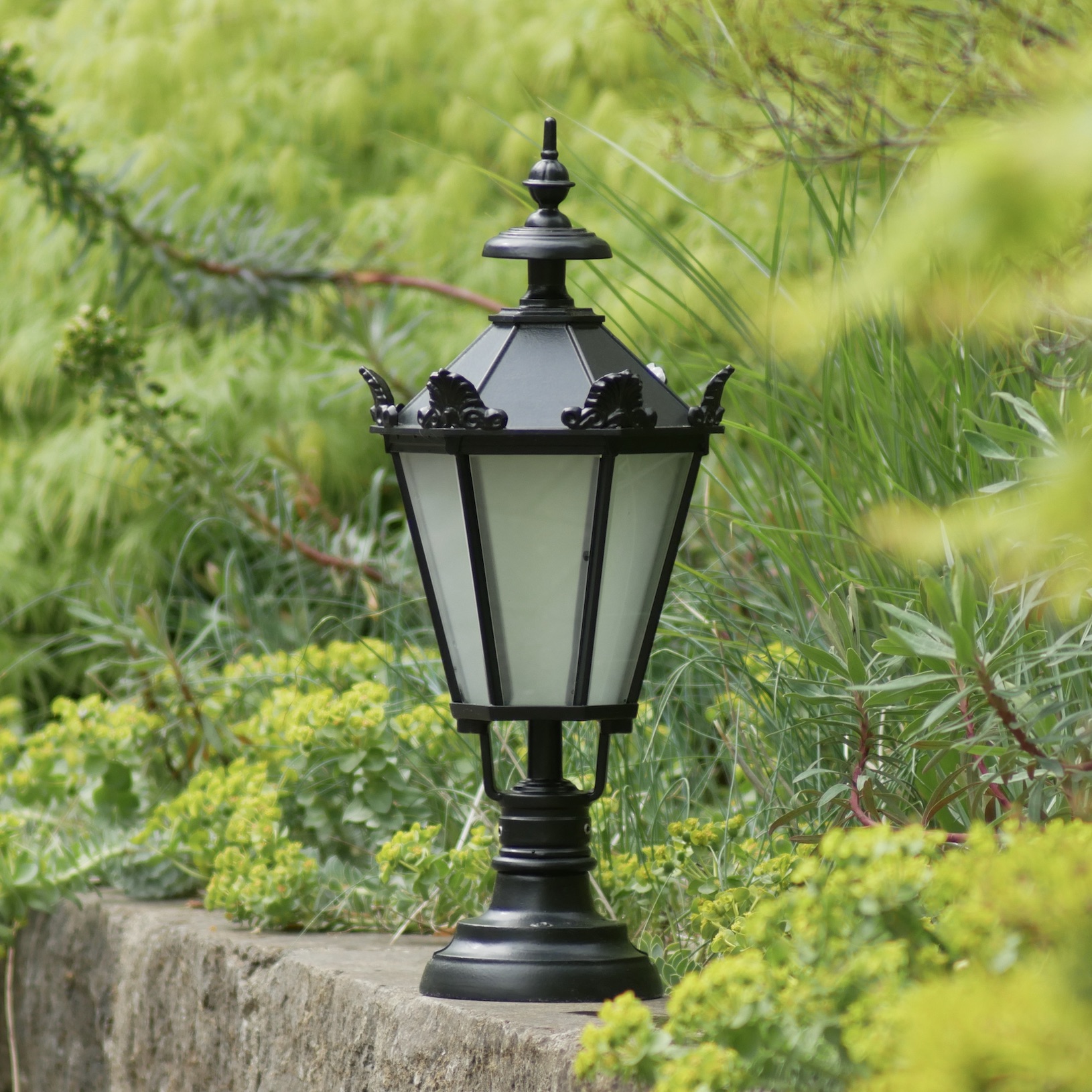 Silesian Pedestal Light Elba 70: Gartenleuchte Elba mit Schinkel-Laterne 70, kleines Modell, schwarz, satiniertes Glas, Mast 95 mm