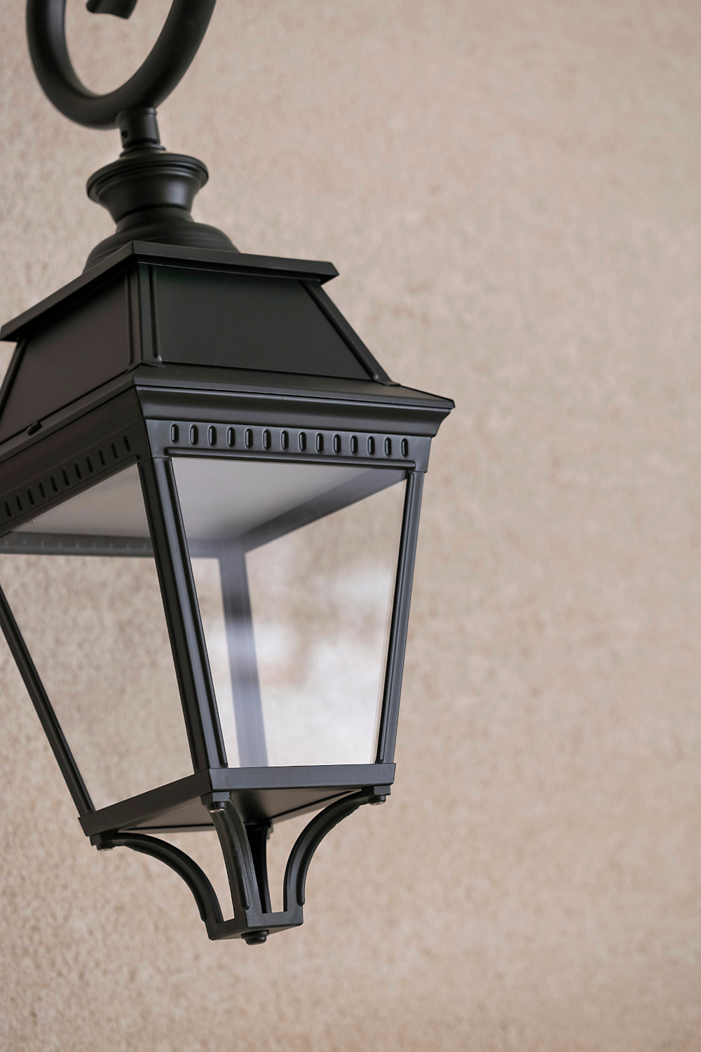Large Outdoor Wall Lantern Avenue 3 with Crozier: LED Version (bitte anfragen)
