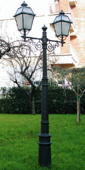 Double-flame Italian post lamp