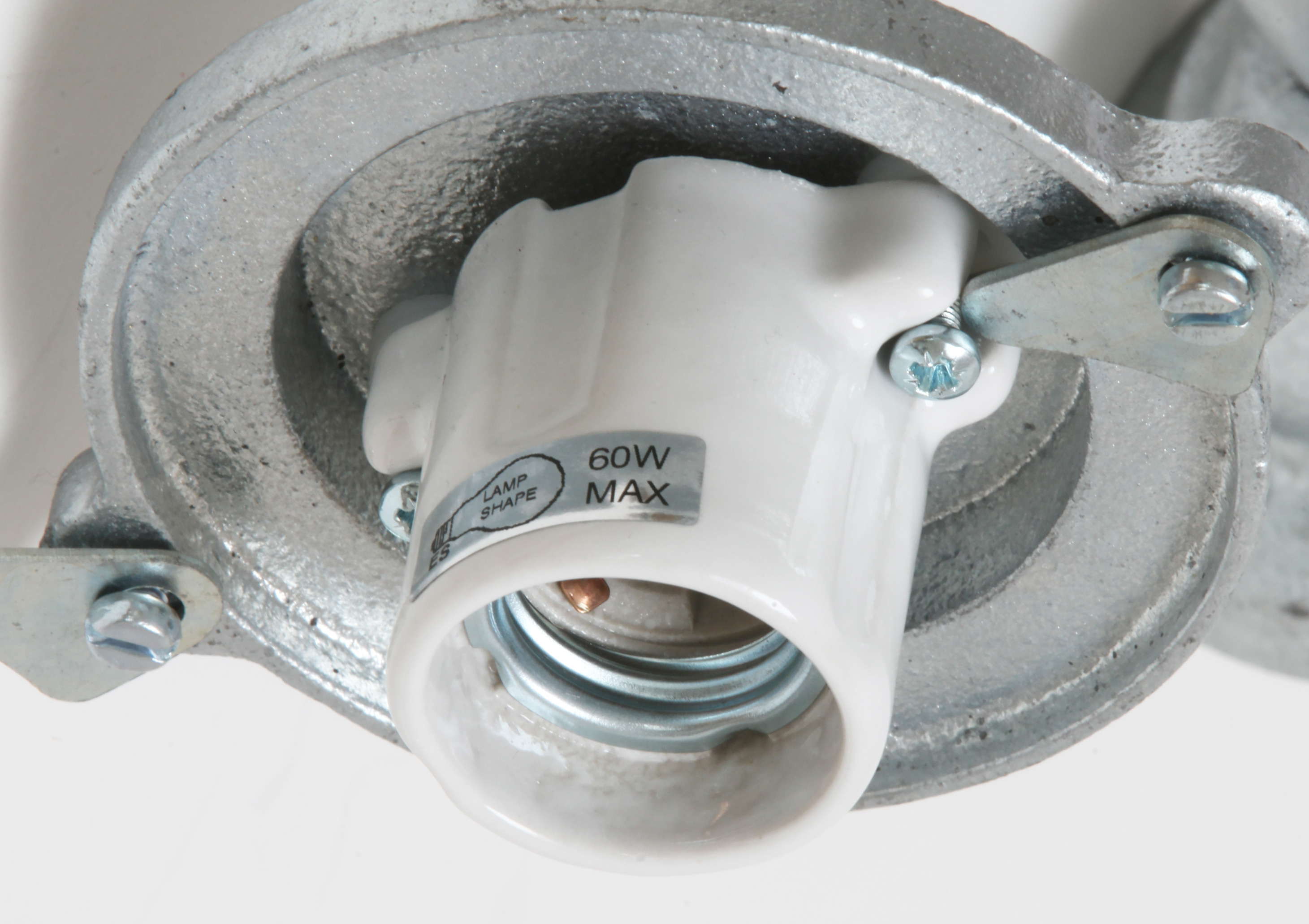 Bild 3: Porzellanfassung der Außenleuchte Gusseisen-Wandleuchte mit Schwanenhals 7672F/S: Porzellanfassung der Außenleuchte