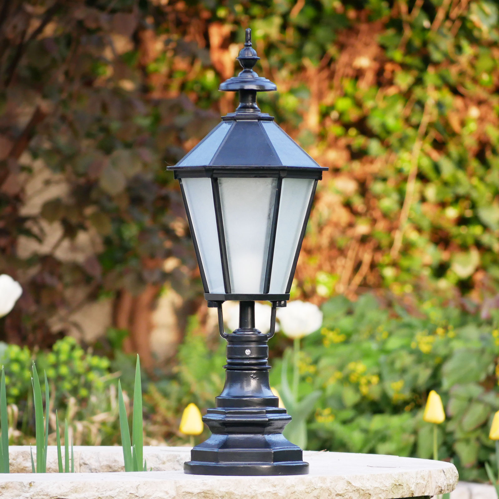 Klassische Gartenlaterne CYPR 60 mit Guss-Sockel Klassische Gartenlaterne CYPR 60 mit Guss-Sockel