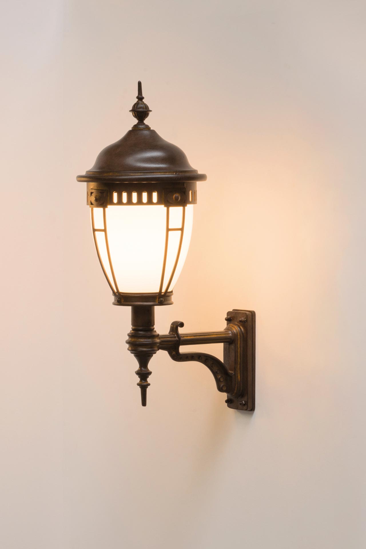 Klassische Rundmantel-Wandleuchte aus Schmiedeeisen WL 3464, Bild 2