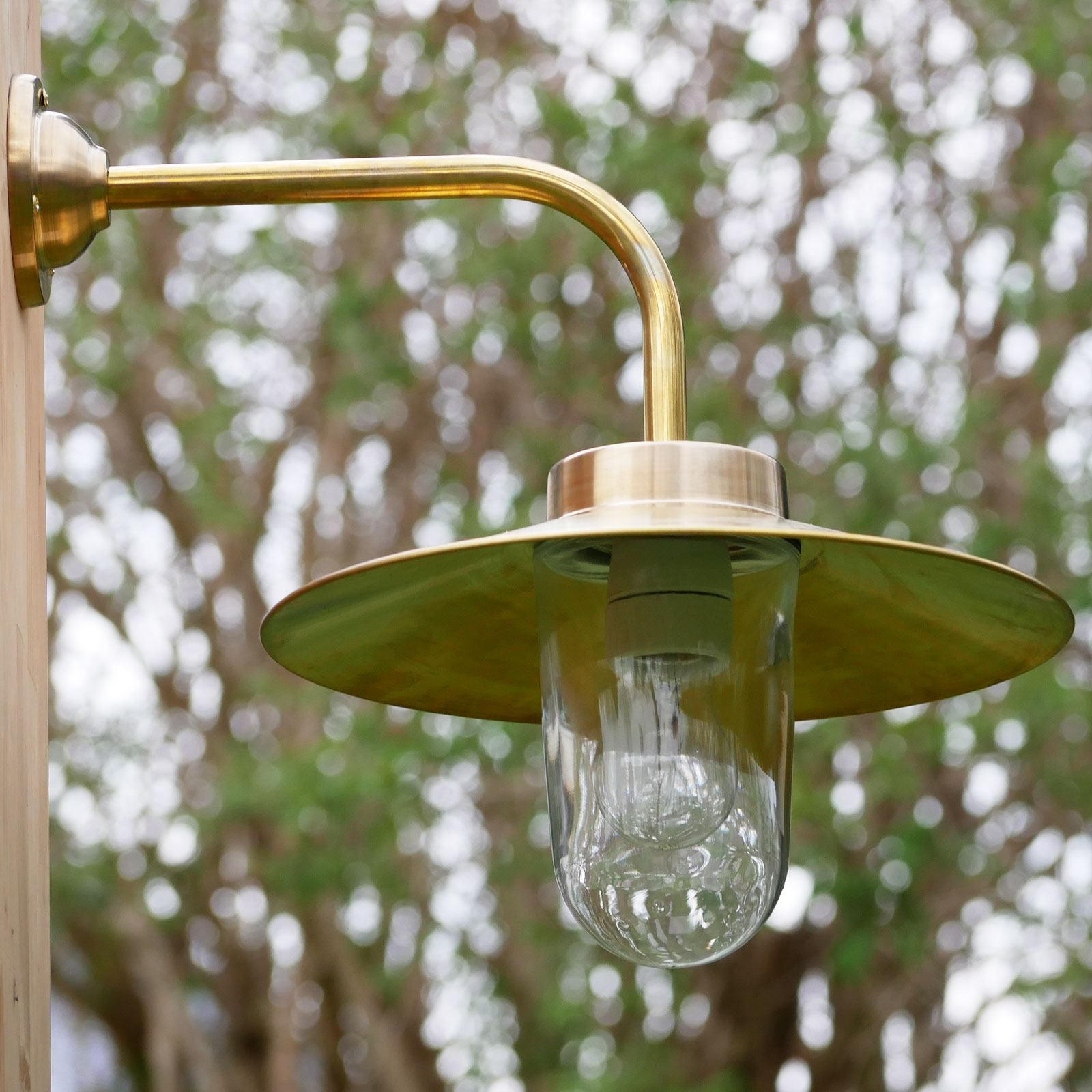 Bild 14: Außenlampe aus Messing mit Schirm 38-90 BR; hier in Messing poliert mit klarem Zylinderglas Außenlampe aus Messing mit Schirm 38-90 BR: Außenlampe aus Messing mit Schirm 38-90 BR; hier in Messing poliert mit klarem Zylinderglas