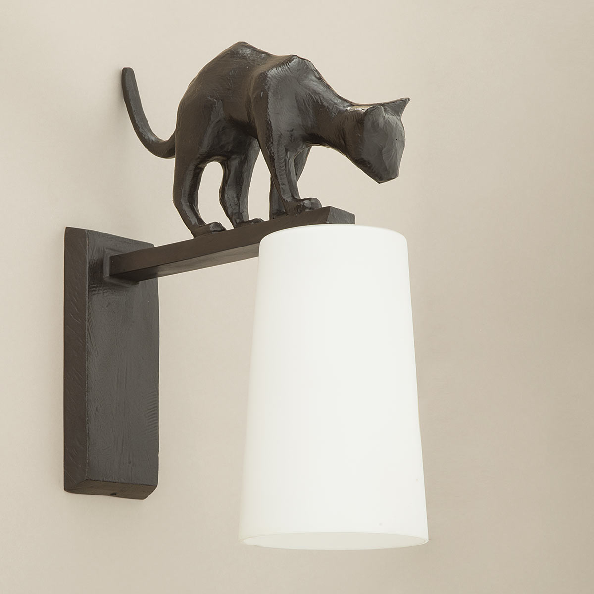 Charming wall light with cat decor made of cast bronze Lola