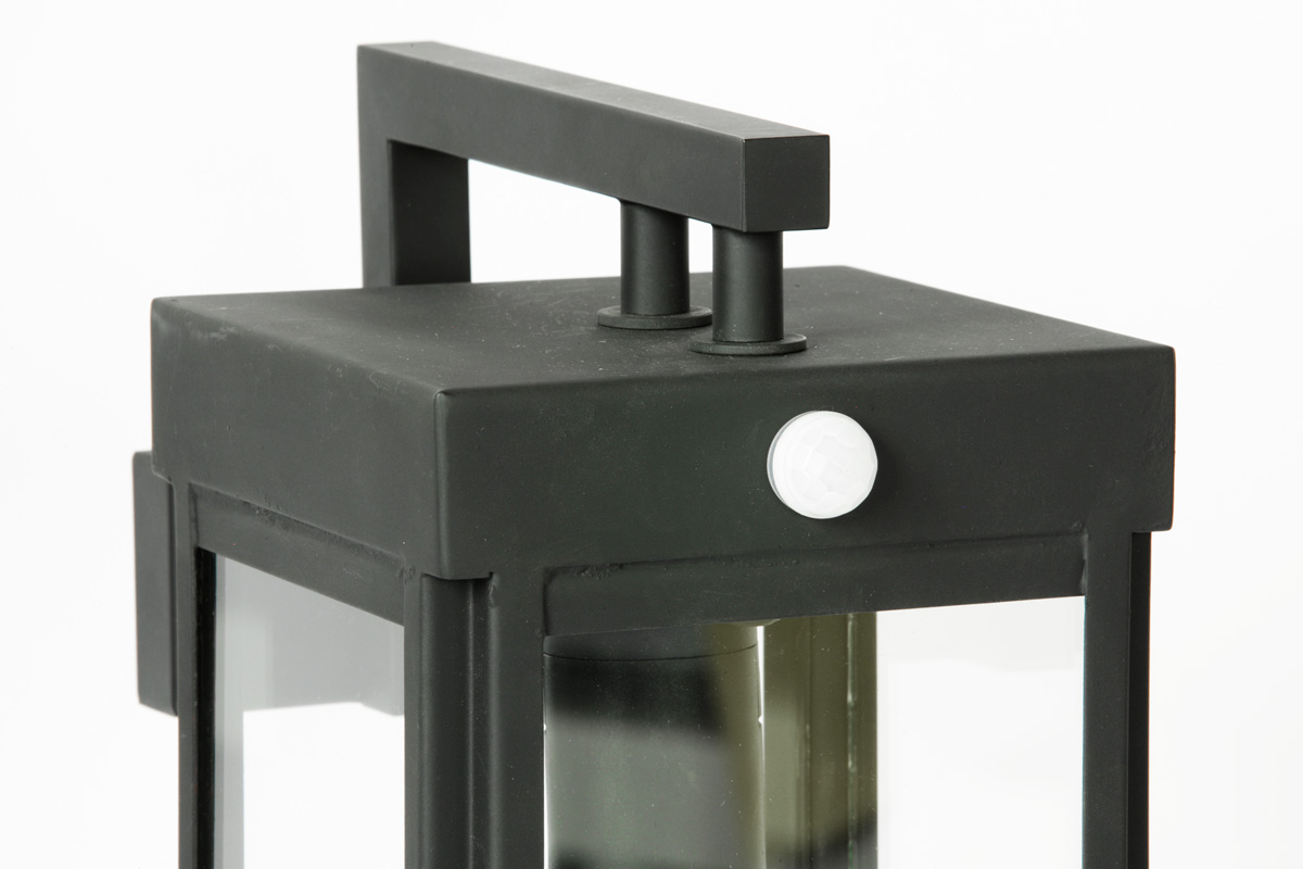 Bild 13: Das Modell mit integriertem Bewegungsmelder an der Leuchtenvorderseite Kubische Wandleuchte mit Bewegungsmelder Loft 9050: Das Modell mit integriertem Bewegungsmelder an der Leuchtenvorderseite