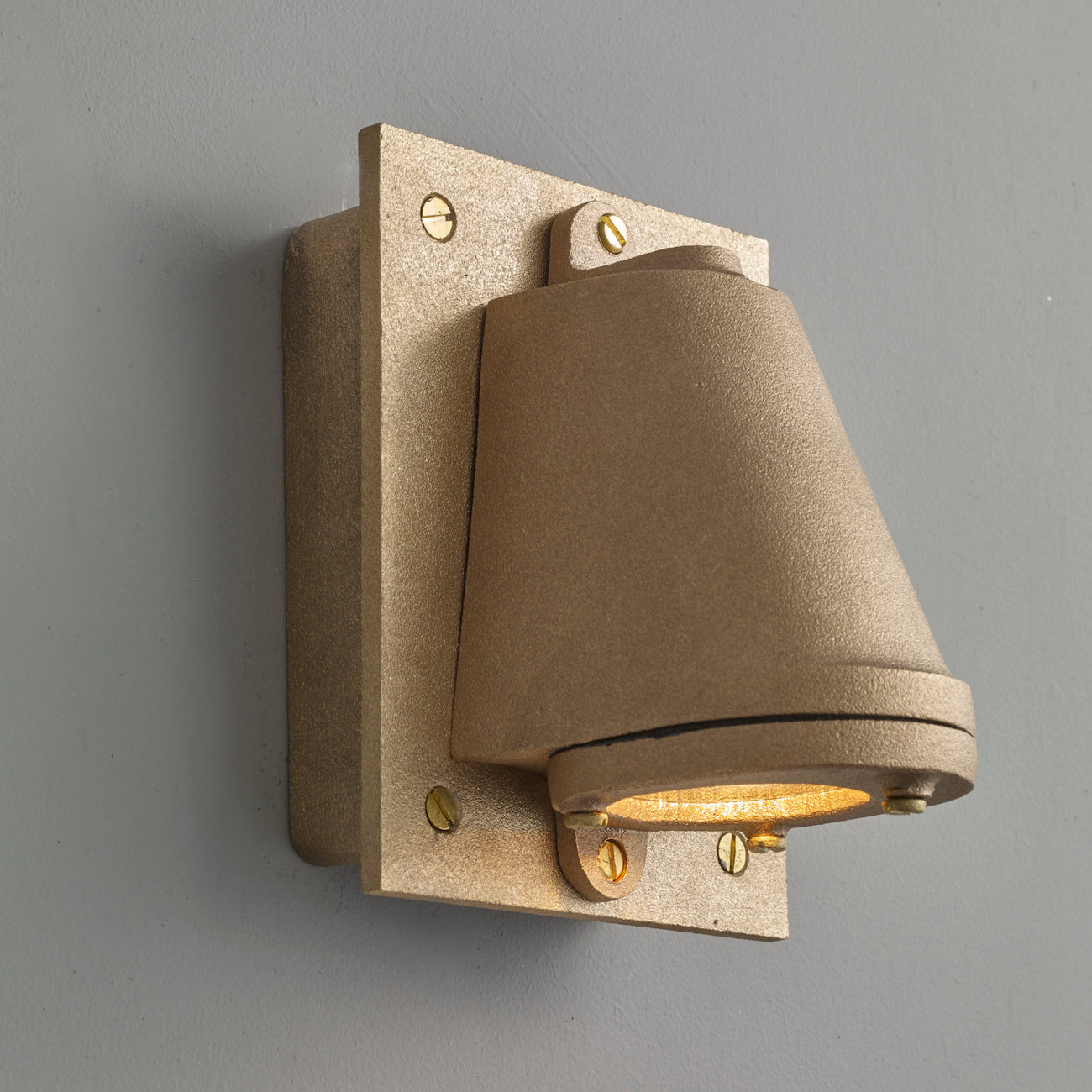 Bild 8: Wandstrahler aus gesandstrahlter Bronze. Yachtleuchte aus Aluminium oder Bronze Mast Light 0750: Wandstrahler aus gesandstrahlter Bronze.